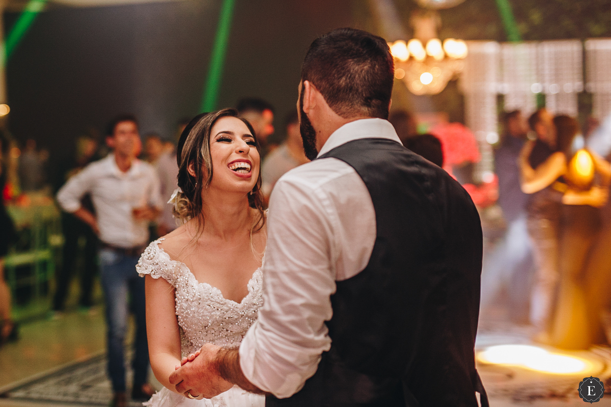 noiva feliz dançando com seu noivo na festa do seu casamento noturno