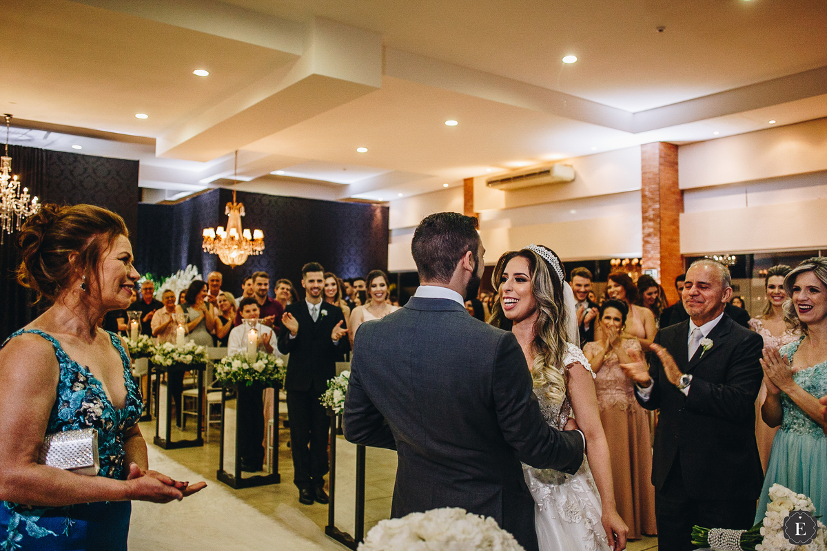 mãe da noiva e mãe do noivo de vestido azul em casamento clássico