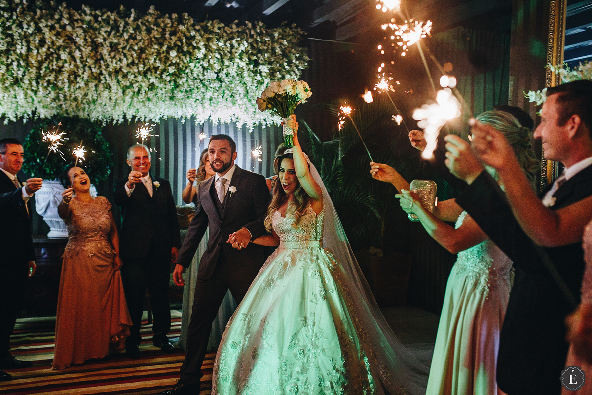 saída dos noivos com sparkles em casamento noturno no vila do farol em cianorte