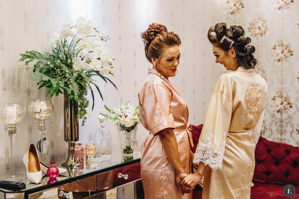 mae da noiva com hobbe personalizado no making off da noiva