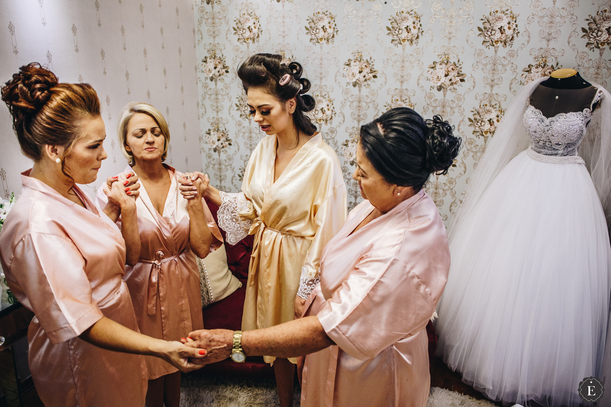 madrinhas orando com a noiva no dia do seu casamento em cianorte parana