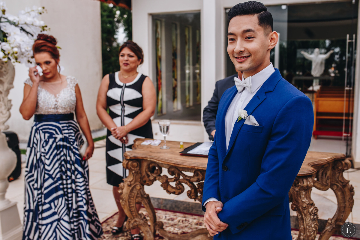 noivo feliz com traje de terno azul bic para casamento ao ar livre no campo no parana