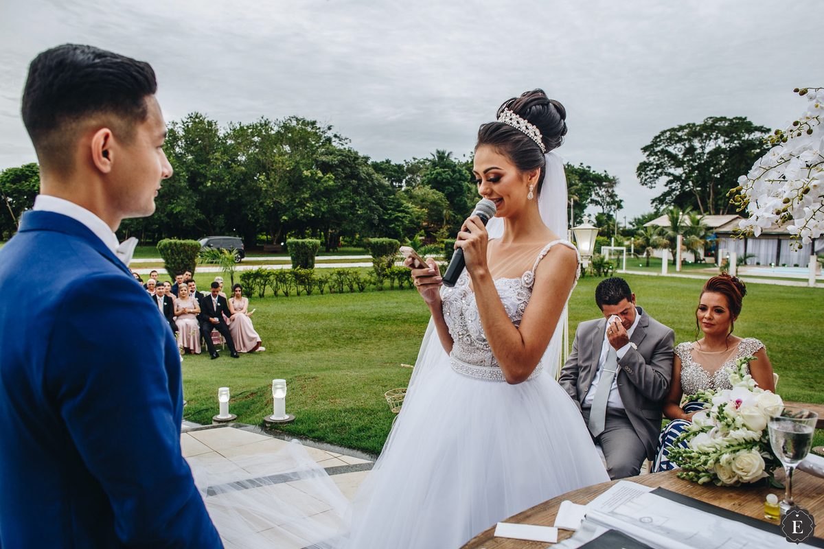 noiva lendo os votos para o noivo em casamento inspirador no parana