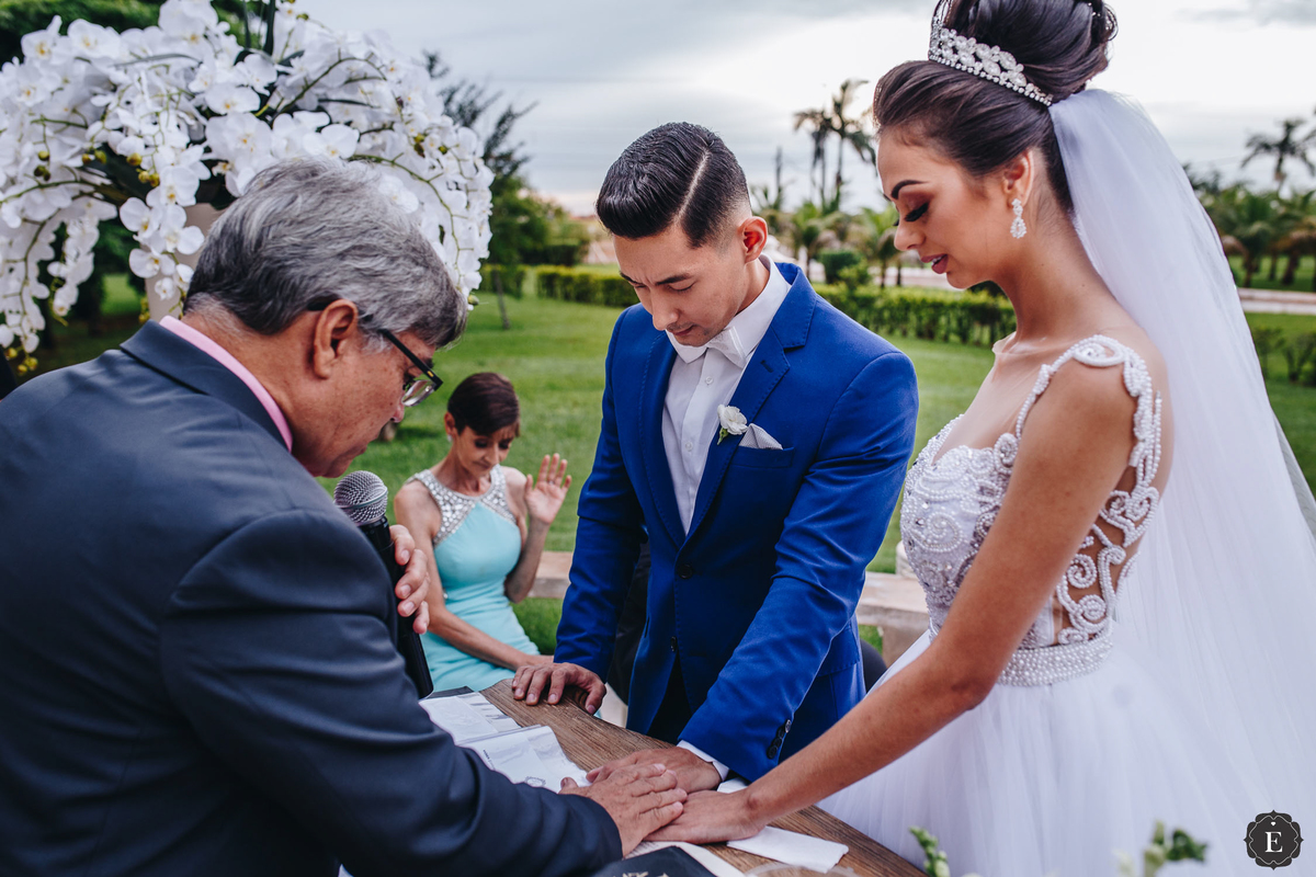 noivo e noiva orando pelo seu casamento na chácara valotto em jussara parana