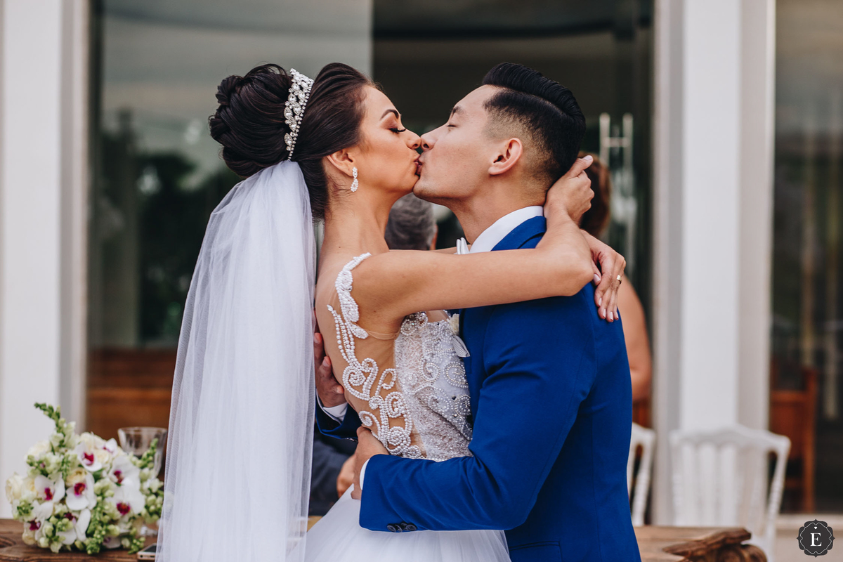noiva beijando seu noivo em casamento romantico e inspirador no campo