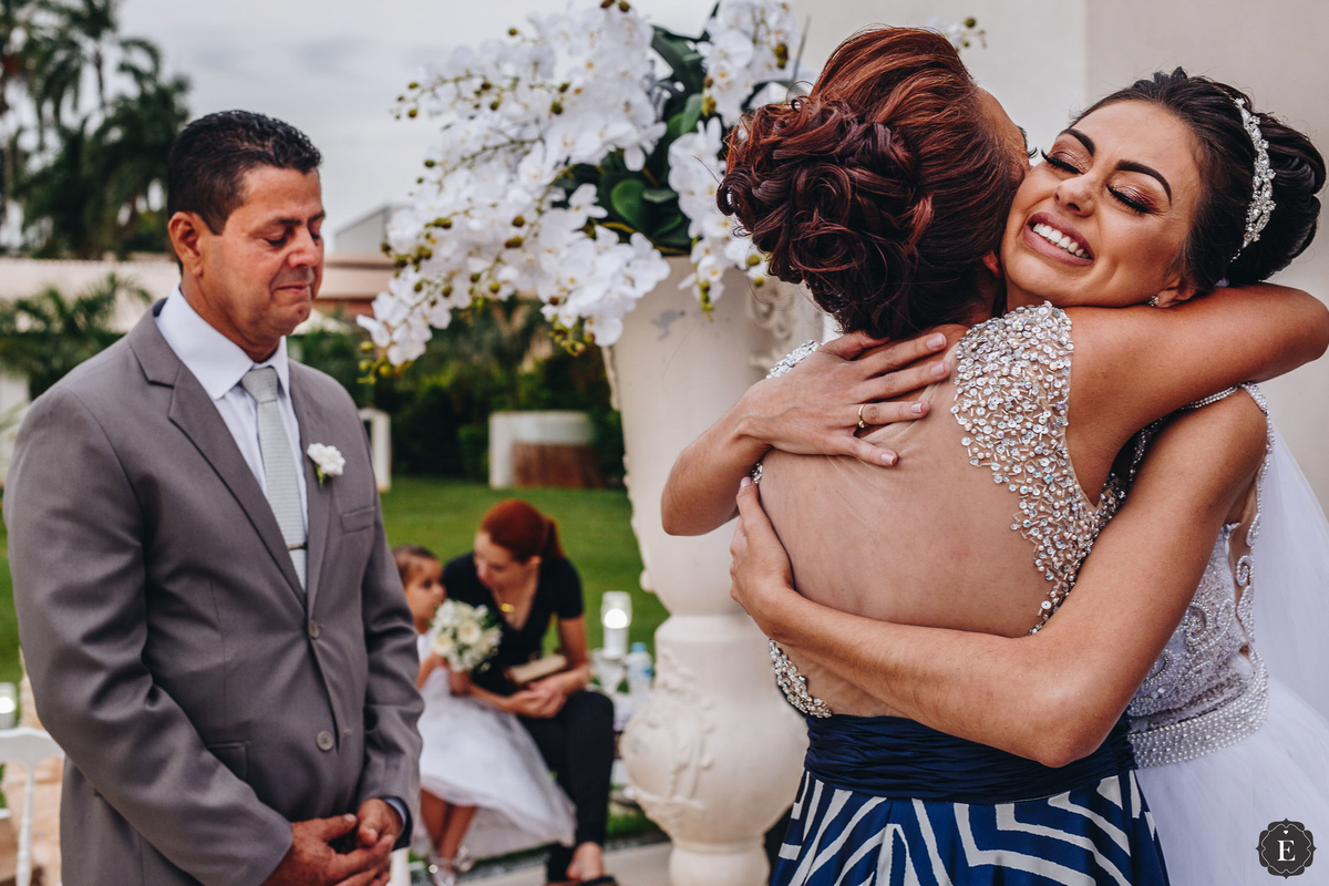 linda noiva arrancando sua mae em casamento no campo em dia de chuva em cianorte parana