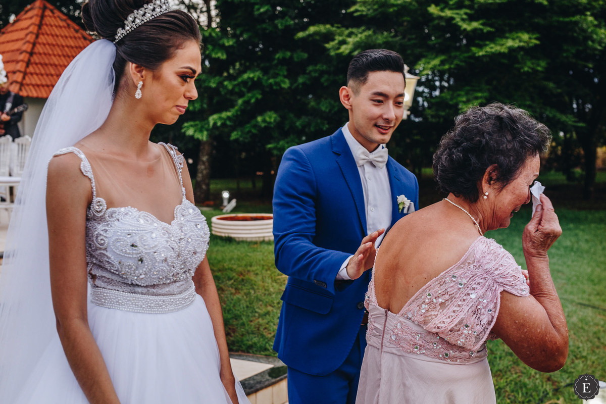avo do noivo chorando em casamento no campo na chácara valotto em jussara parana