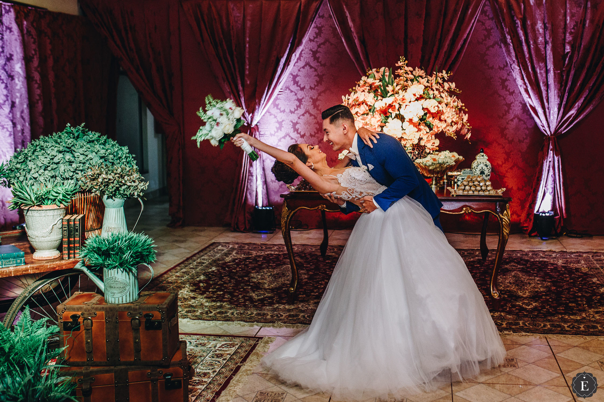 lindo casal se beijando na decoração rustica para casamento no campo
