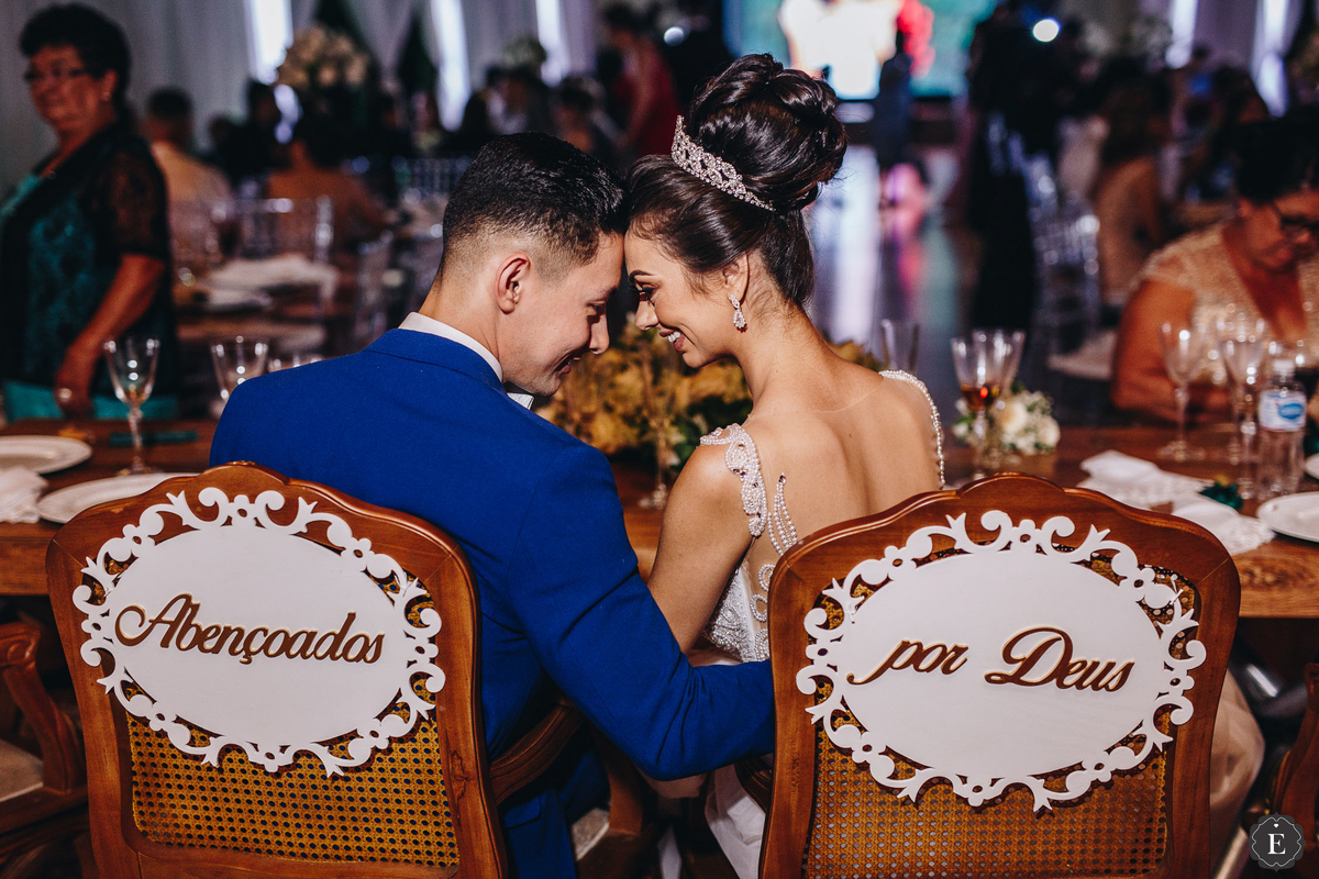 plaquinhas da cadeira dos noivos abençoados por Deus