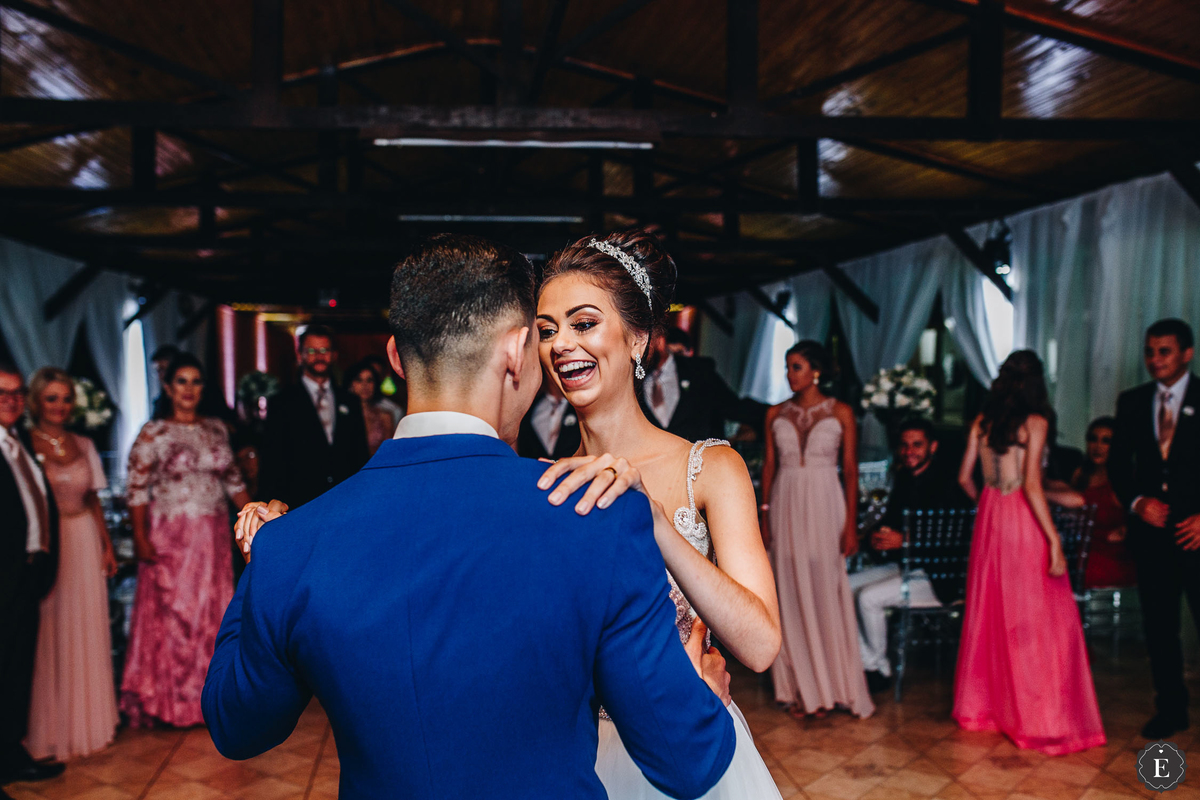noivo dançando com sua noiva em seu casamento no campo rústico