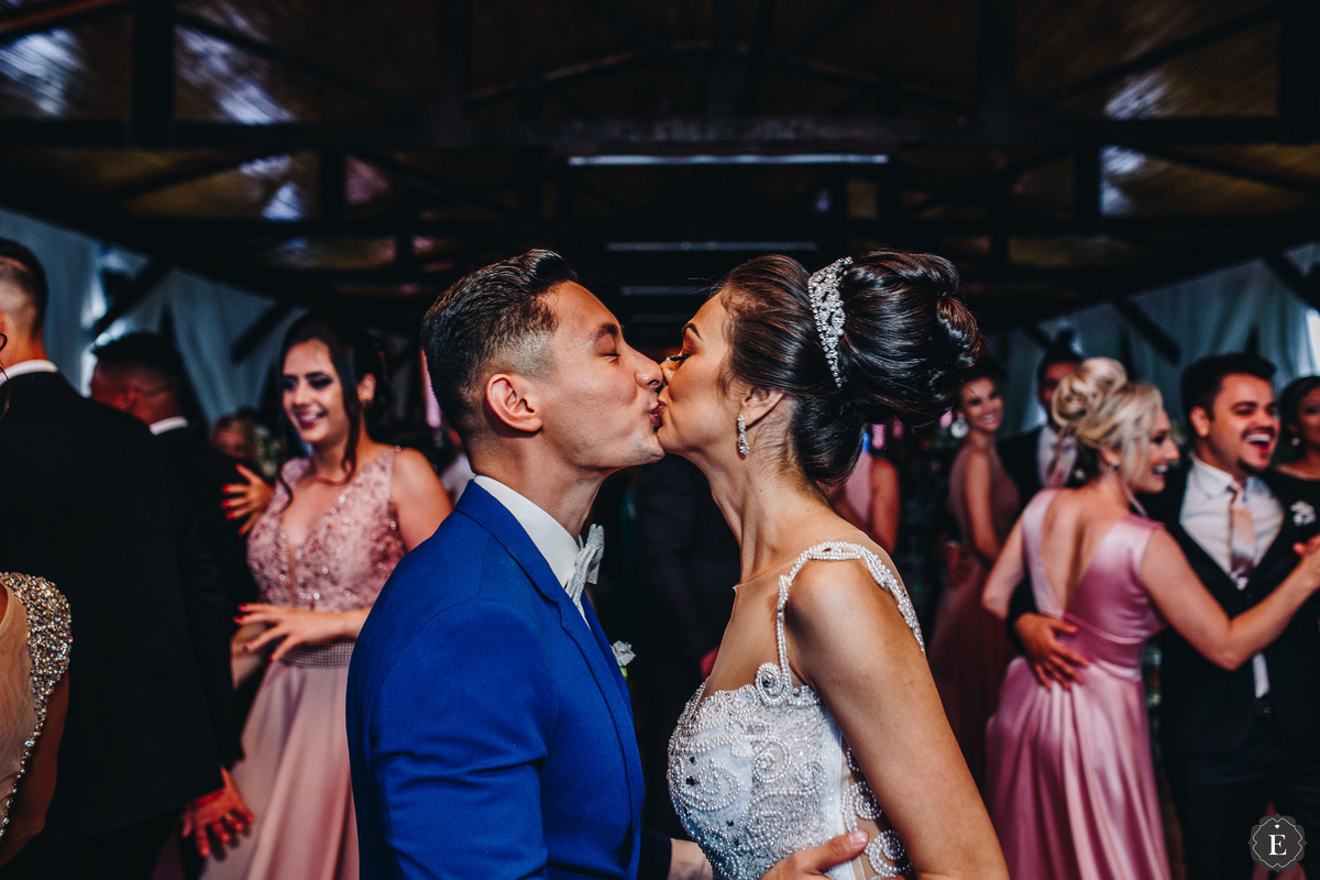 noivo e noiva felizes no dia de seu casamento rústico em cianorte parana