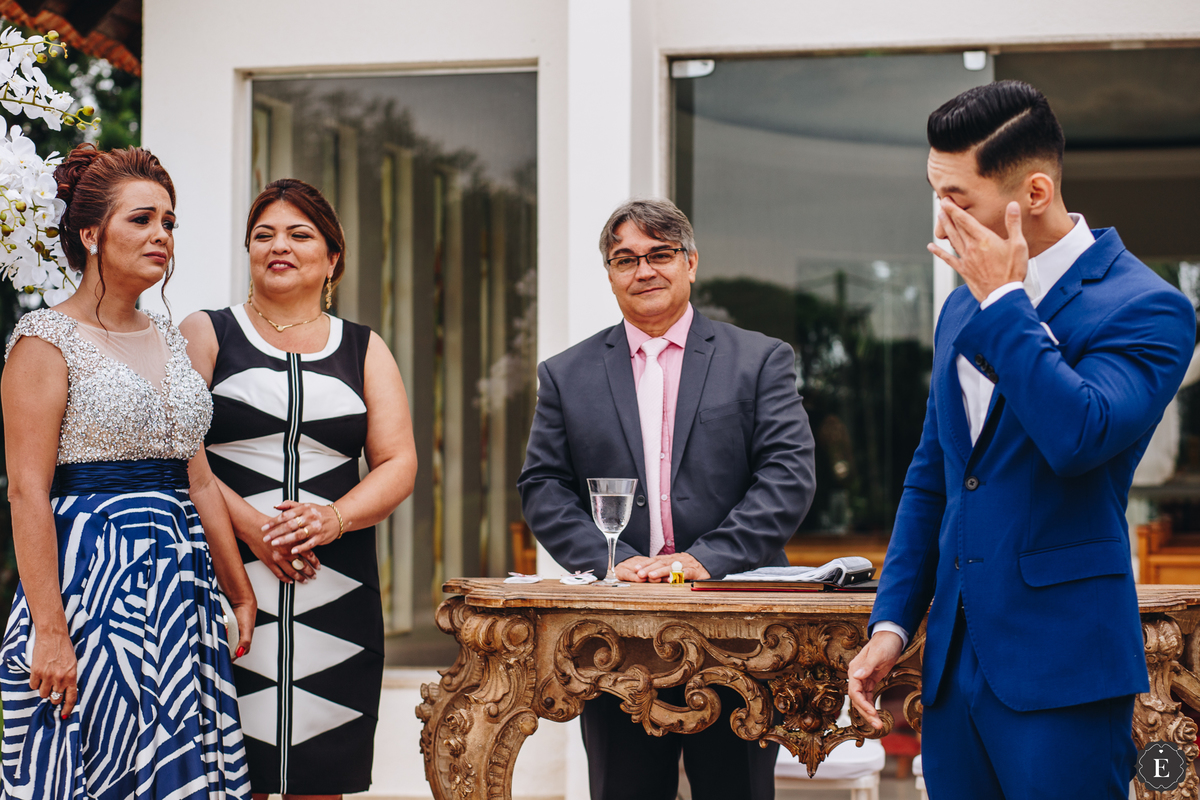 noivo emocionado ao ver sua linda noiva princesa em casamento emocionante ao ar livre no parana