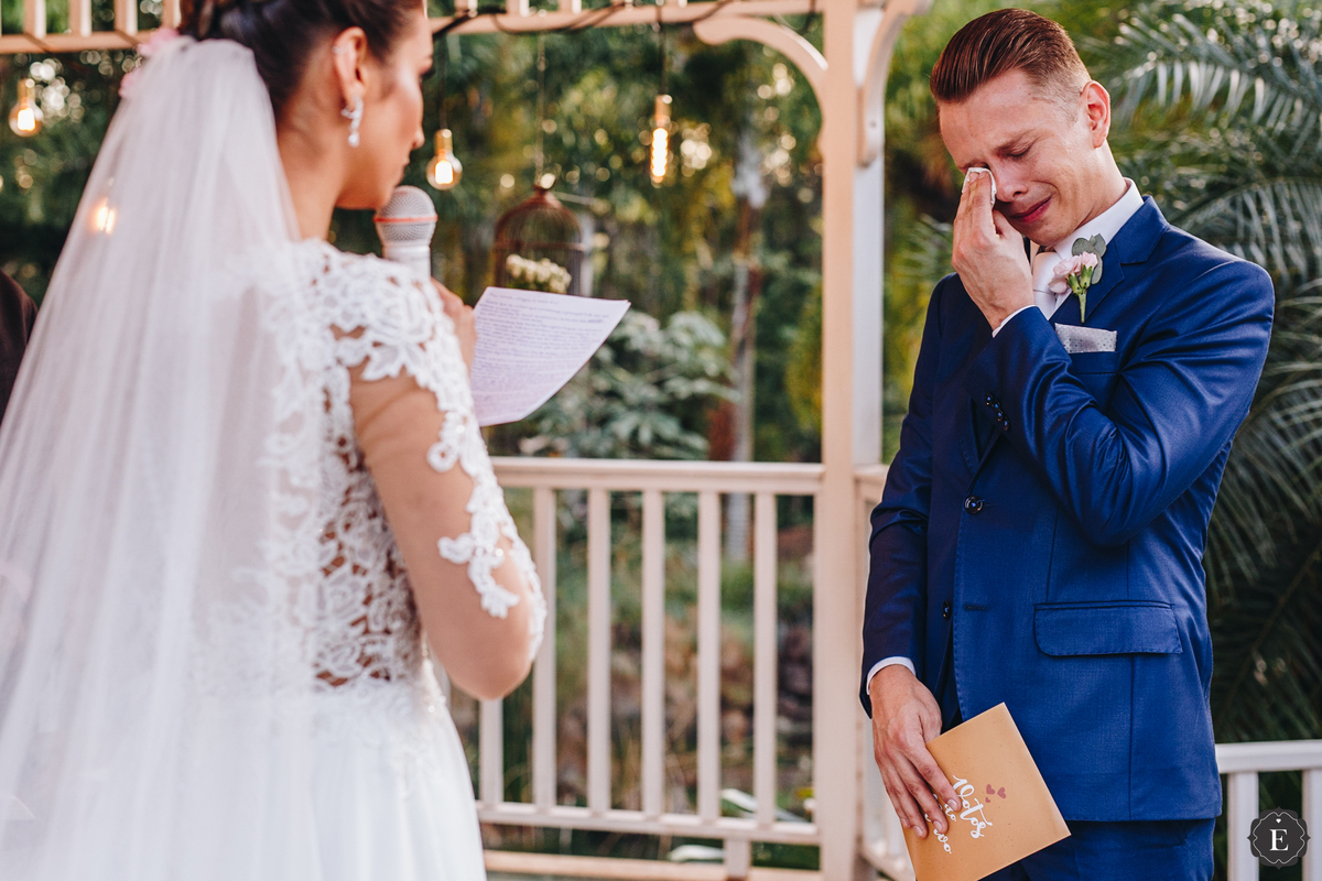 noivo emocionado com os votos da noiva no casamento rustico
