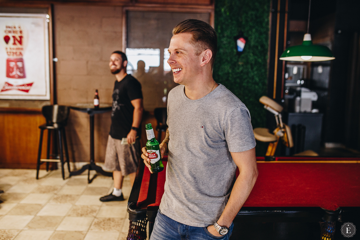 noivo descolado com os amigos do dia do casamento