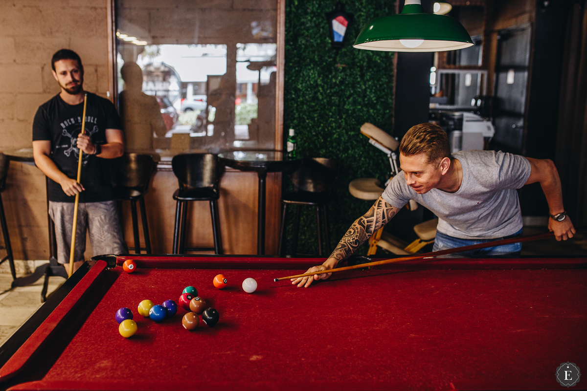 noivo se arrumando para o casamento na barbearia em maringa parana