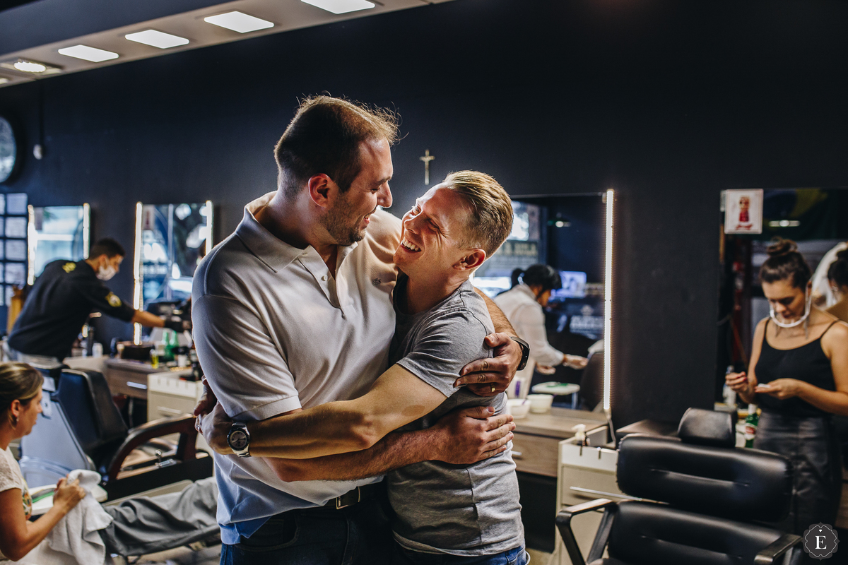 noivo abraçando seu amigo na barbearia antes do seu casamento em maringa
