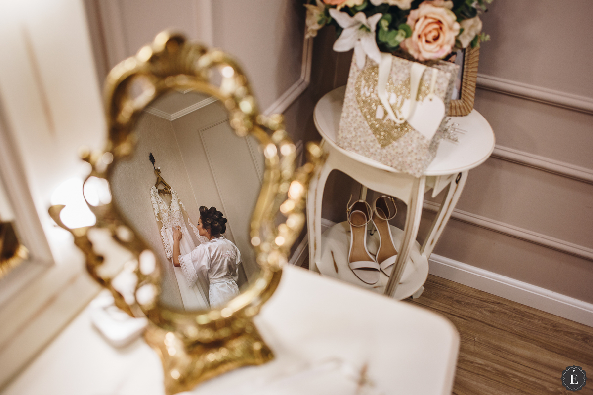 noiva olhando seu vestido de noiva boho chic para casamento no campo