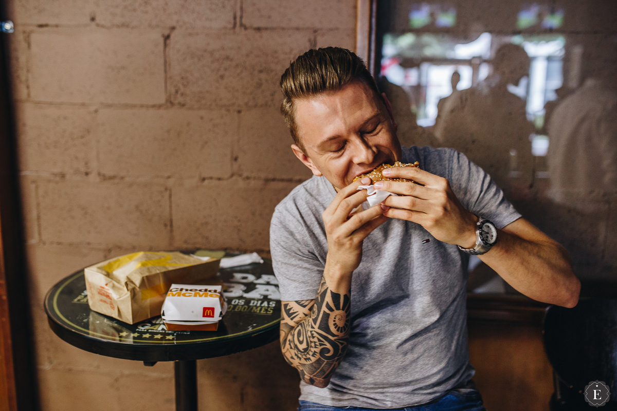 noivo comendo um mac donalds no dia do seu casamento em maringa