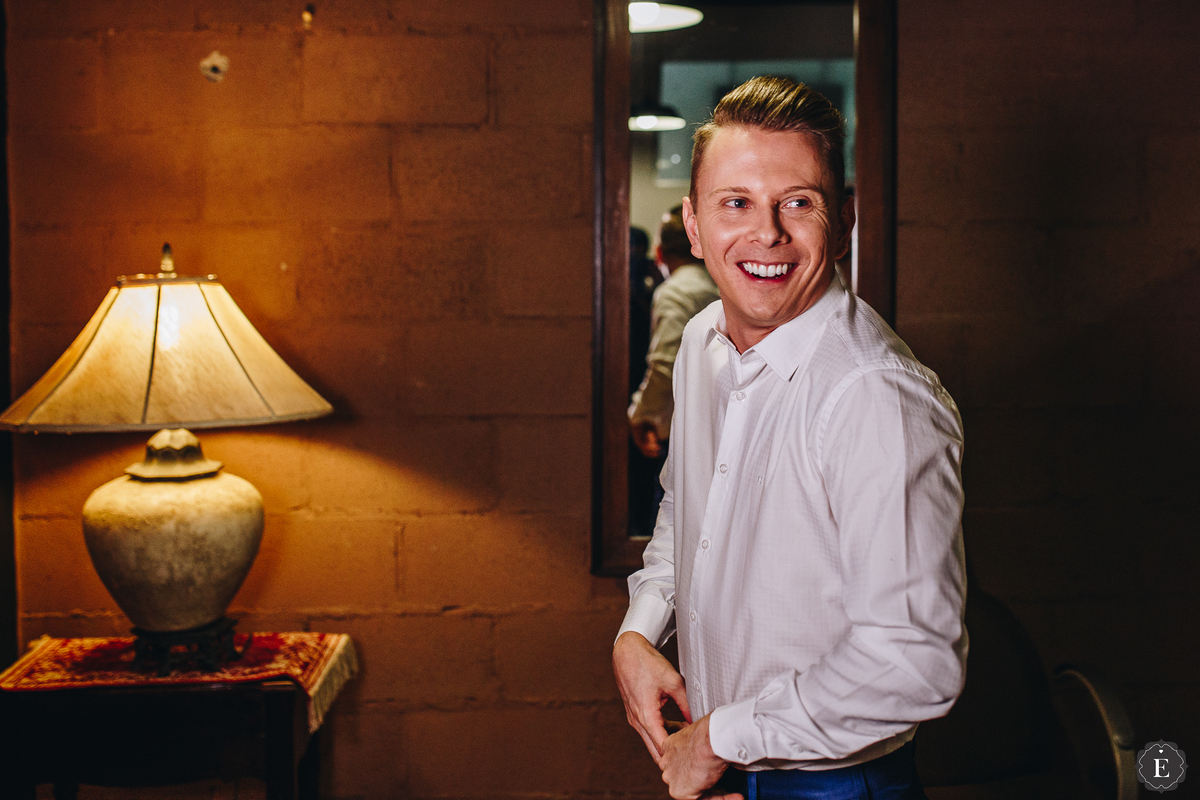 noivo vestindo terno para o seu casamento em barbearia descolada em maringa