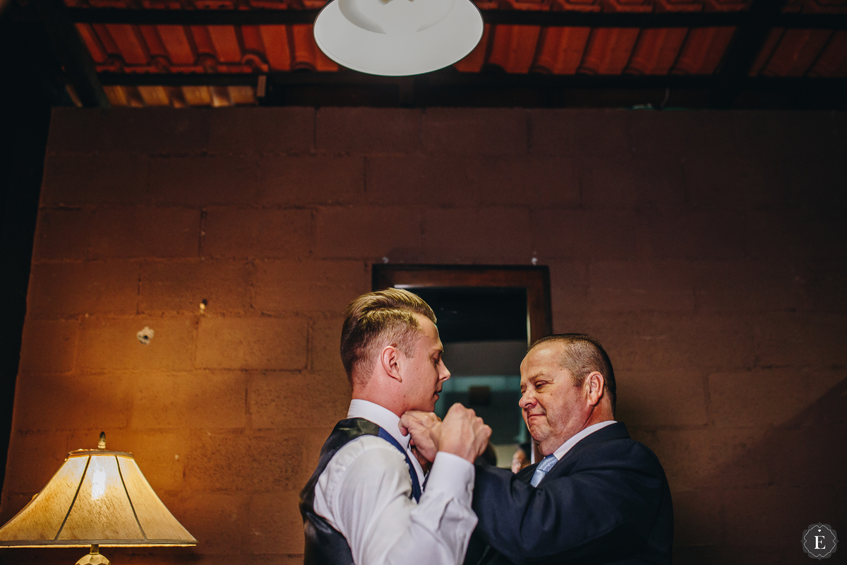 pai do noivo emocionado com seu filho no dia do casamento