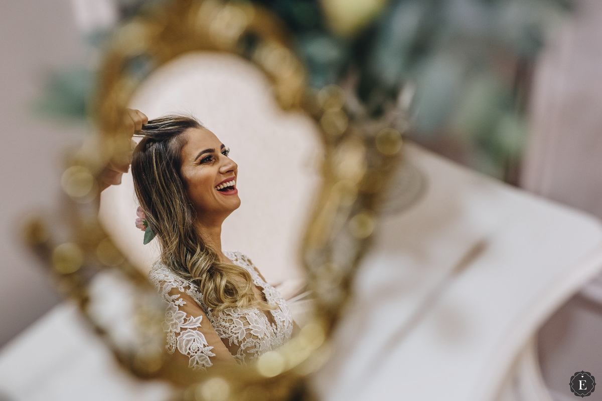 noiva feliz ao arrumar seu penteado de noiva para seu casamento