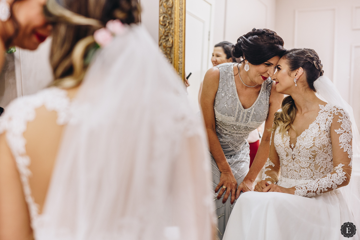 mae da noiva emocionada com sua filha no estúdio de maquiagem leticia rigolim 