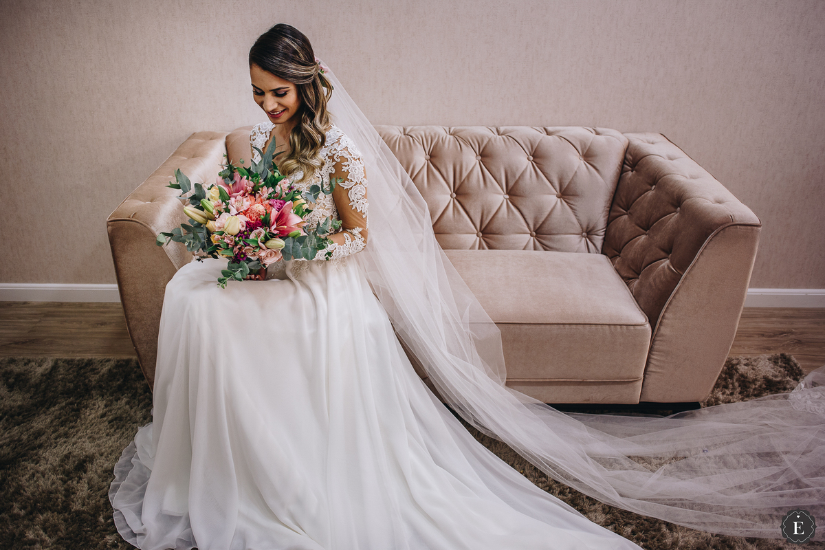 linda noiva com vestido simples e delicado para casamento no campo