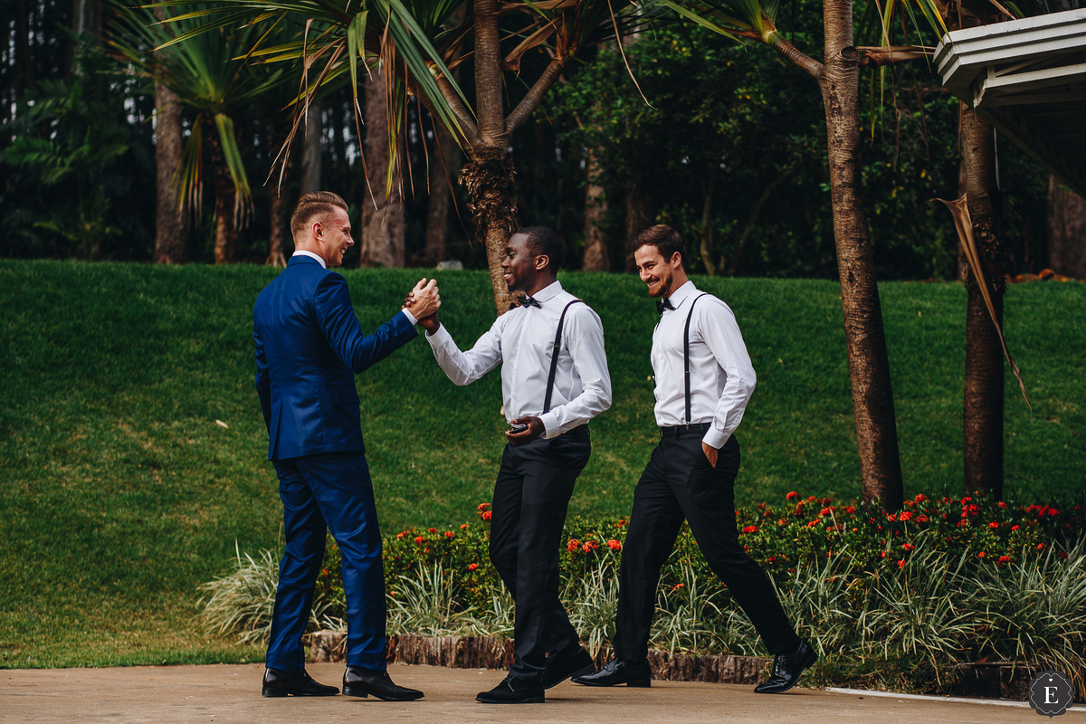 padrinhos do noivo com roupas diferentes para casamento no campo 