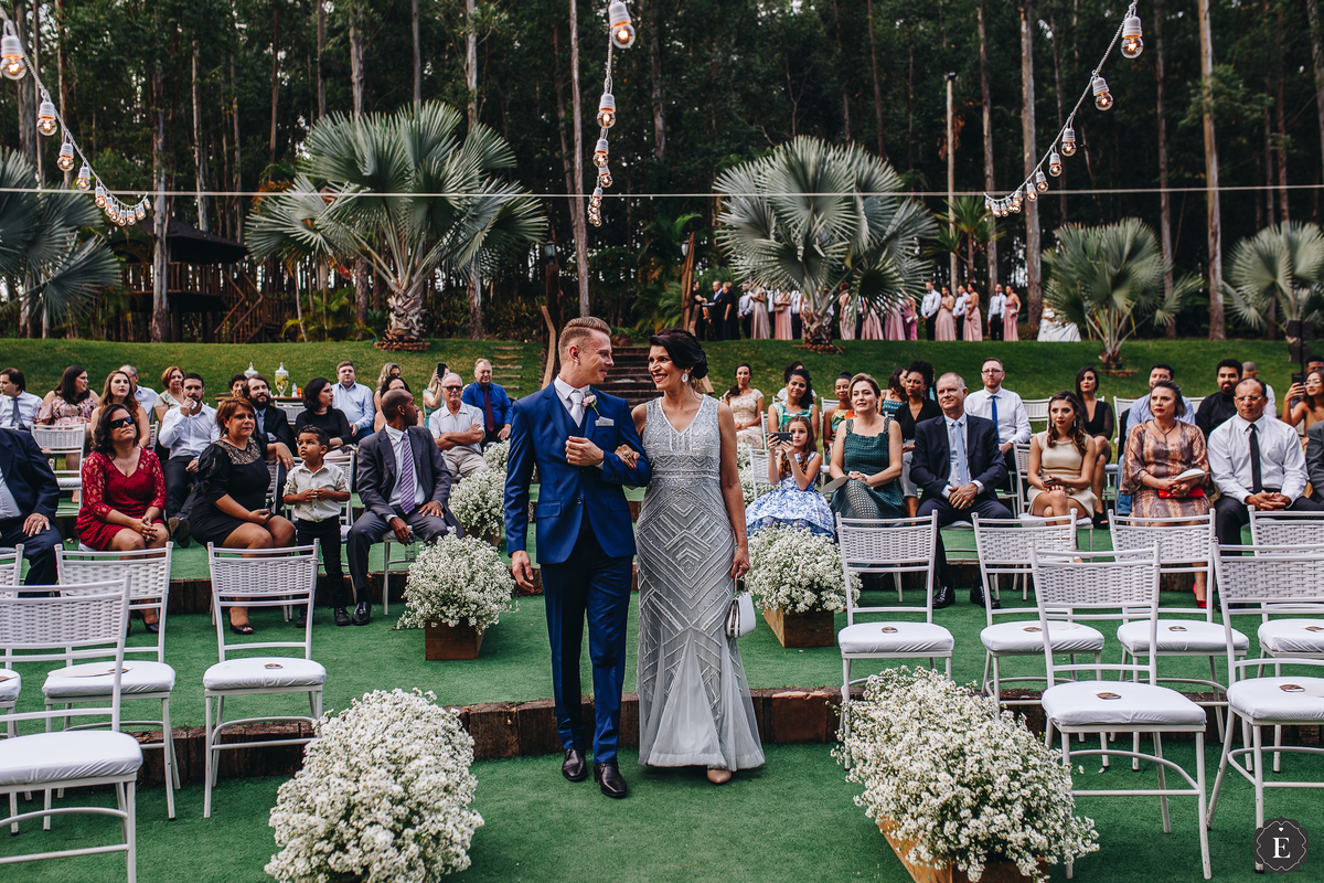 entrada do noivo com sua sogra em casamento diferente no eden garden