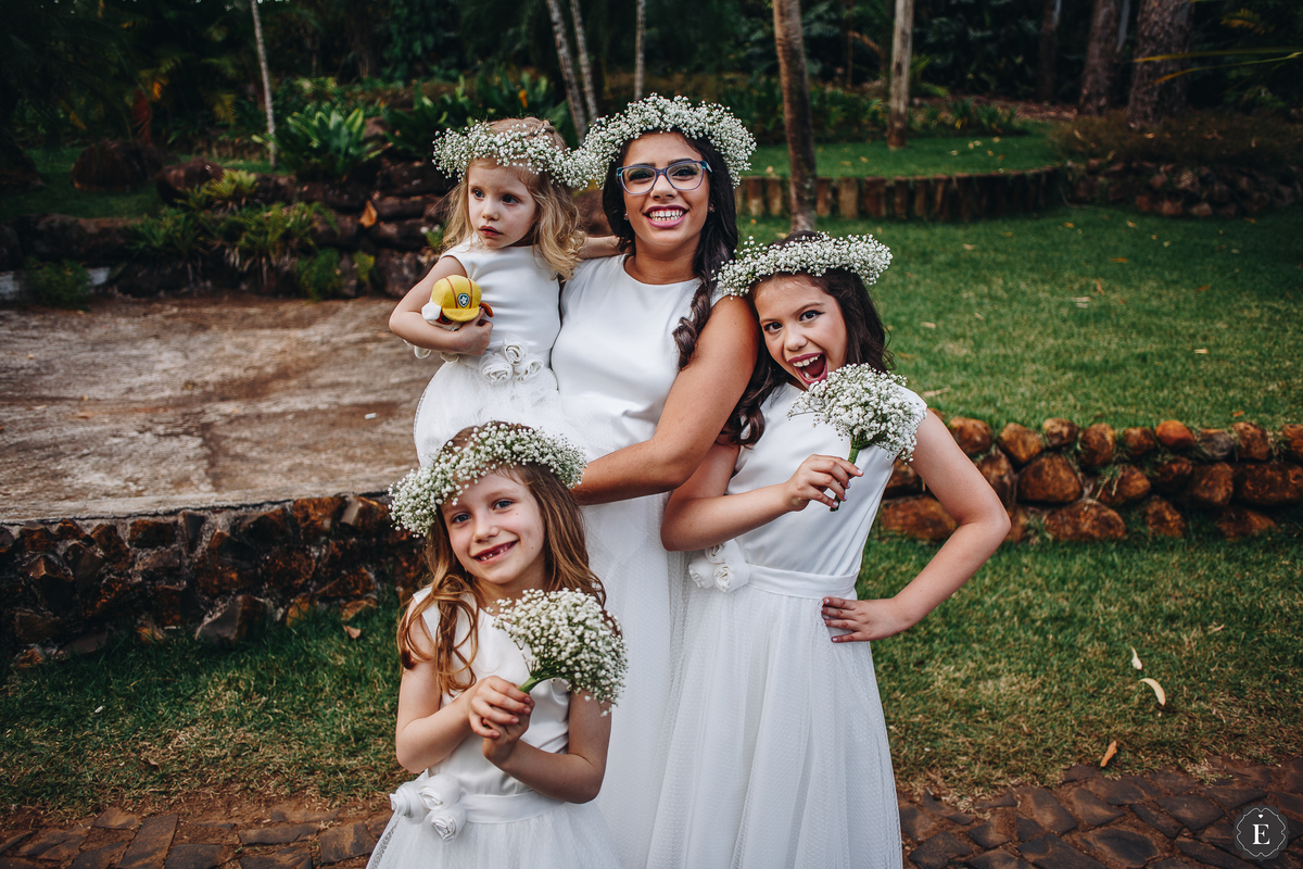 daminhas com vestido simples e coroa de flores em casamento no campo no eden garden em maringa pr