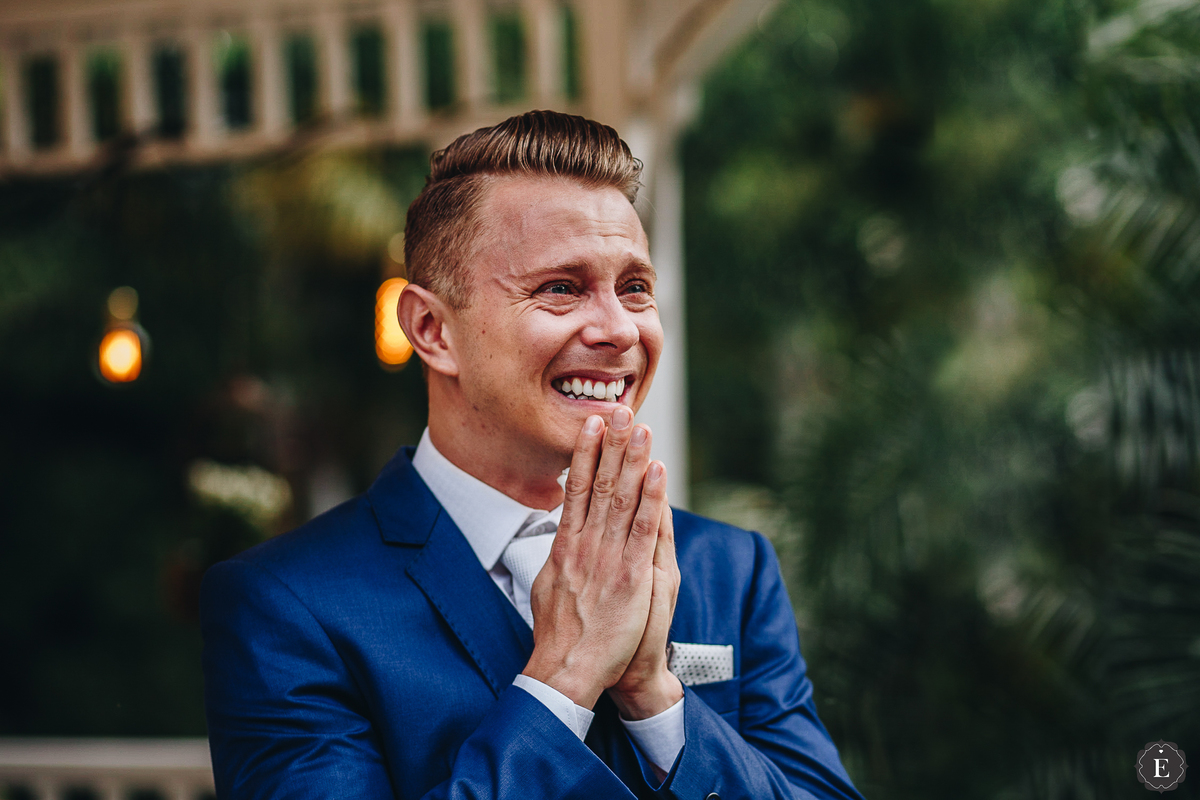 noivo com terno azul  fica emocionado ao ver a noiva no casamento no campo no eden garden