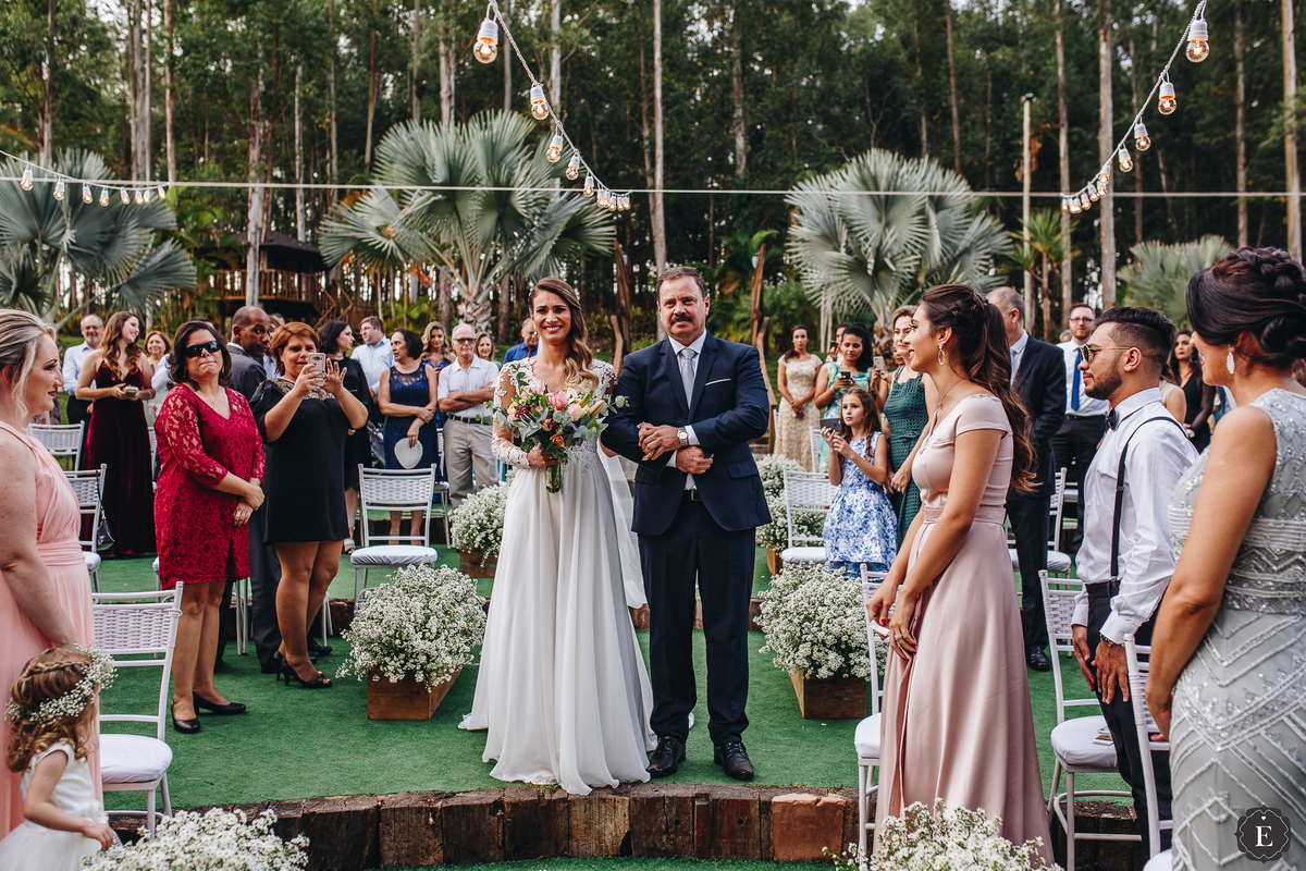 noiva chorando em casamento simples e criativo em maringa
