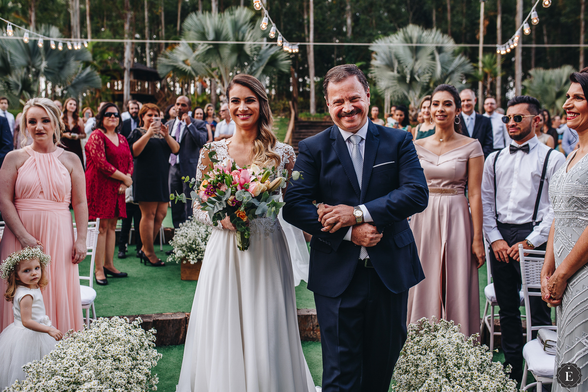noiva sorrindo para seu noivo no casamento no eden garden em maringa