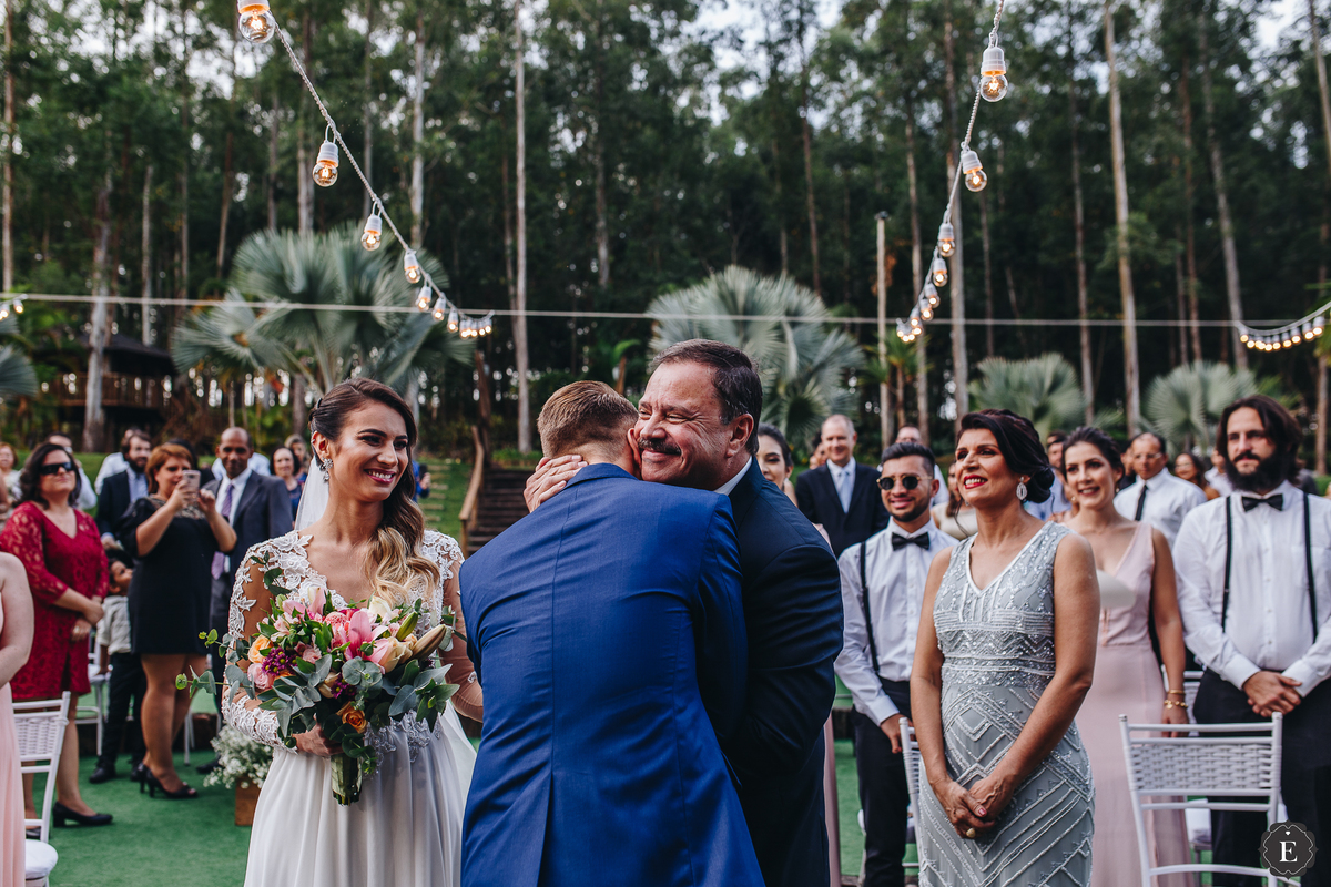 pai da noiva feliz ao entregar sua filha no casamento em maringa