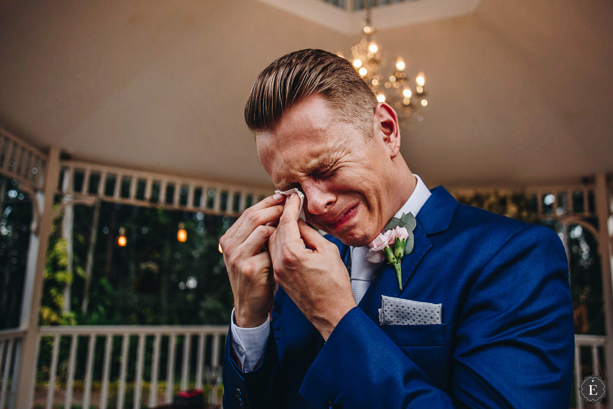 linda reação do noivo emocionado na entrada da noiva em casamento diferente ao ar livre em maringa