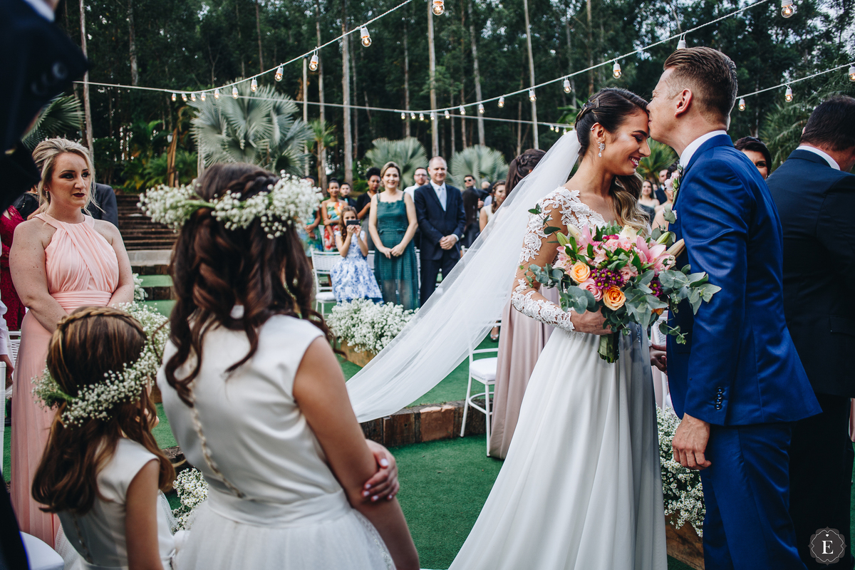 noivo beija sua linda noiva com vestido boho chic e diferente