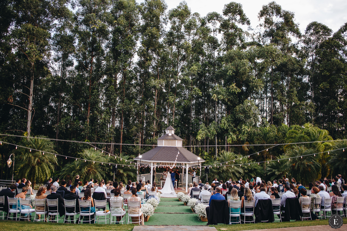 lindo casamento com decoração simples e criativa no campo no eden garden 