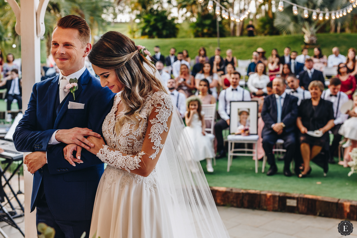 noivo sorrindo feliz ao lado de sua noiva em um casamento simples e criativo em maringa