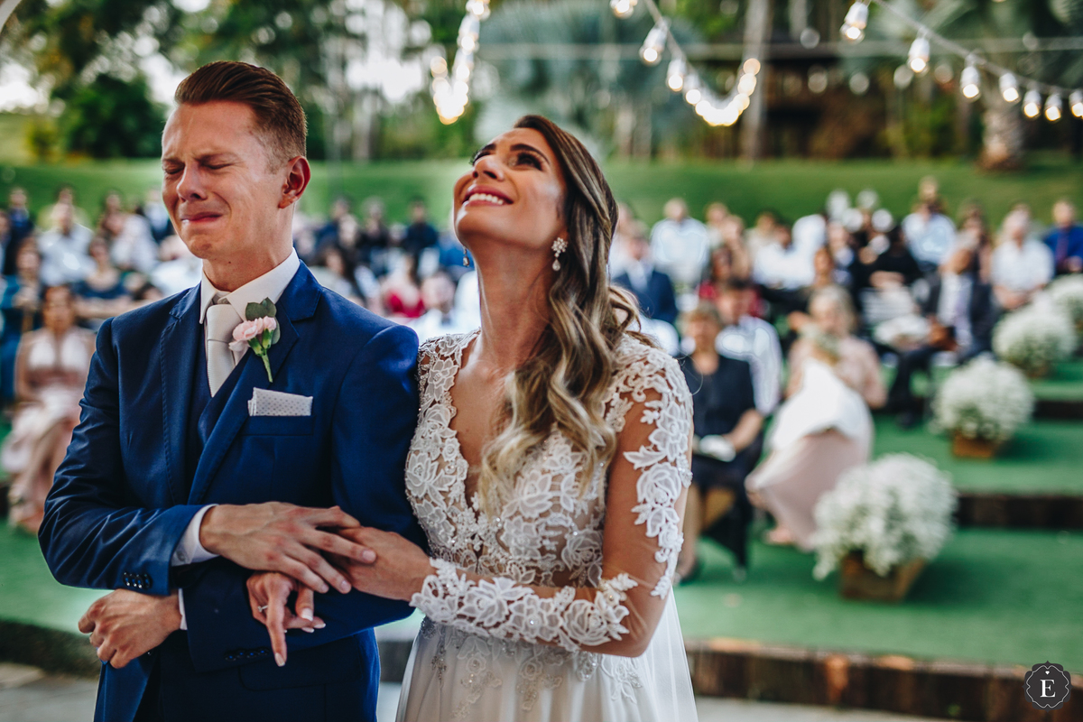 noivos emocionados em casamento no campo no eden garden em maringa