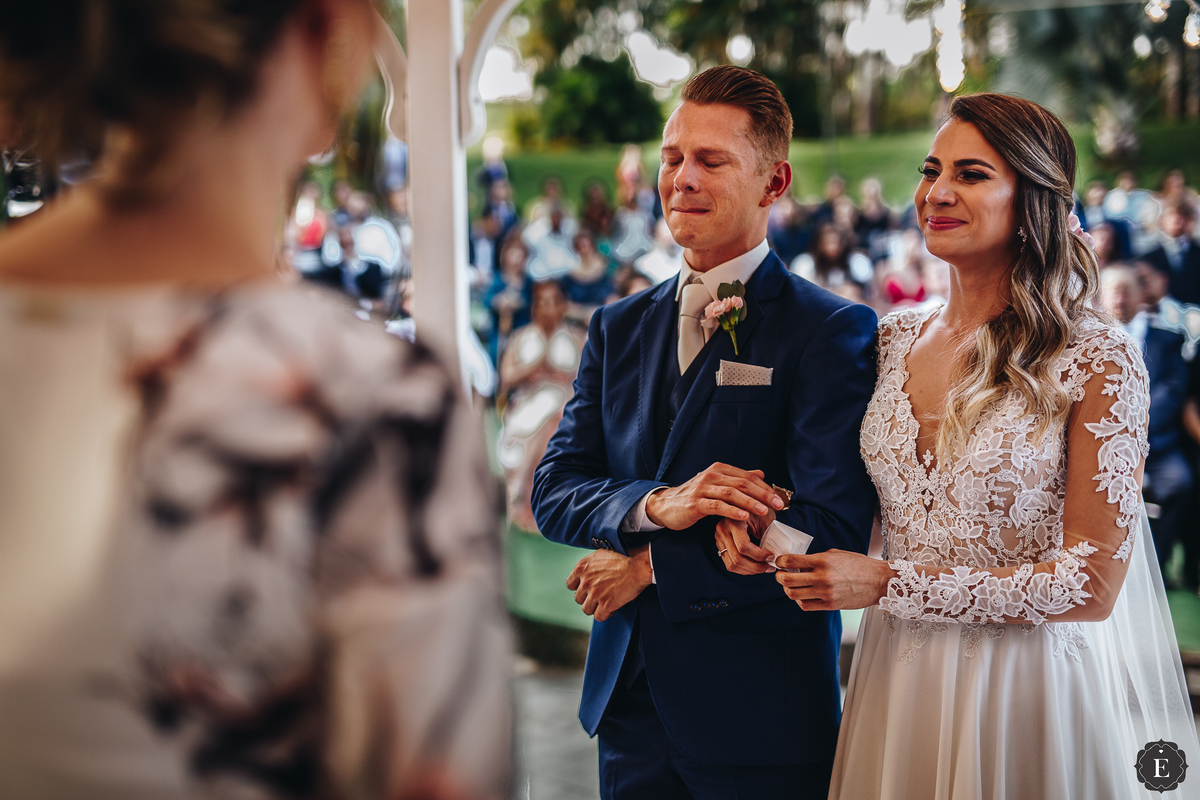noivos muito emocionados no dia do seu casamento boho chic em maringa pr