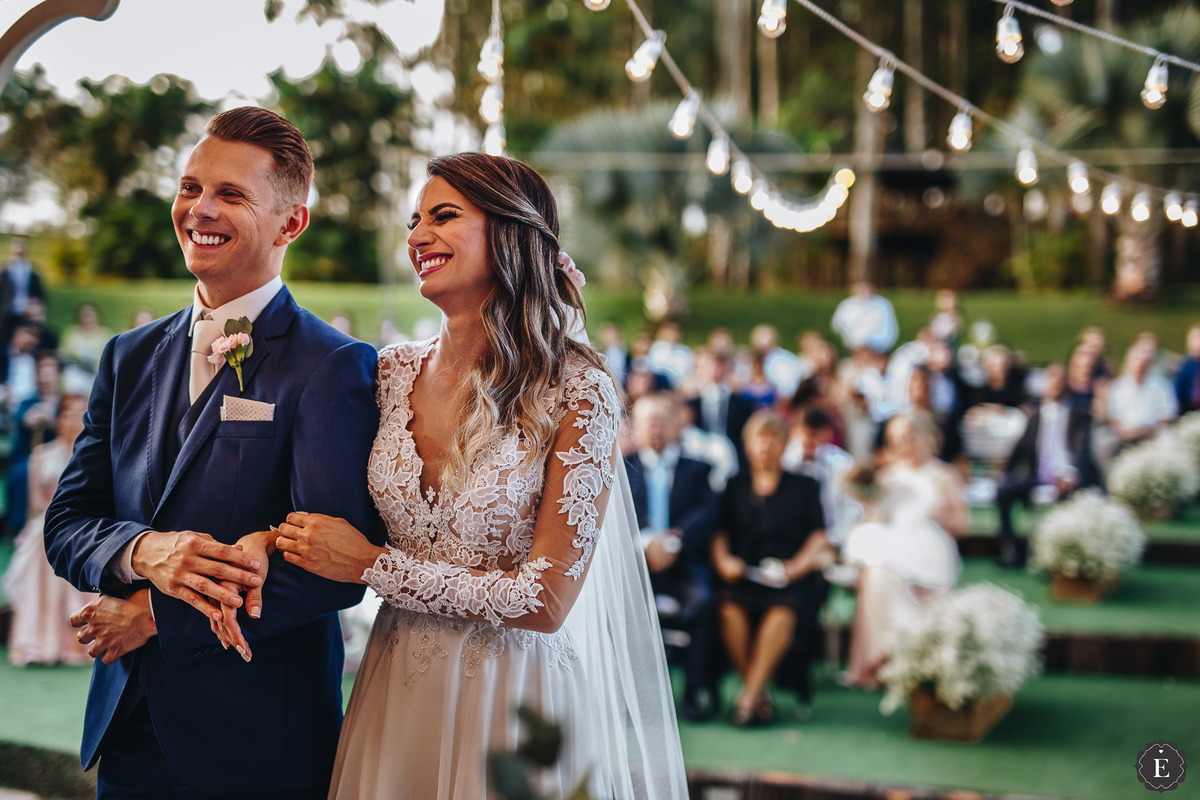 noivos felizes no dia do seu casamento dos noivos no parana