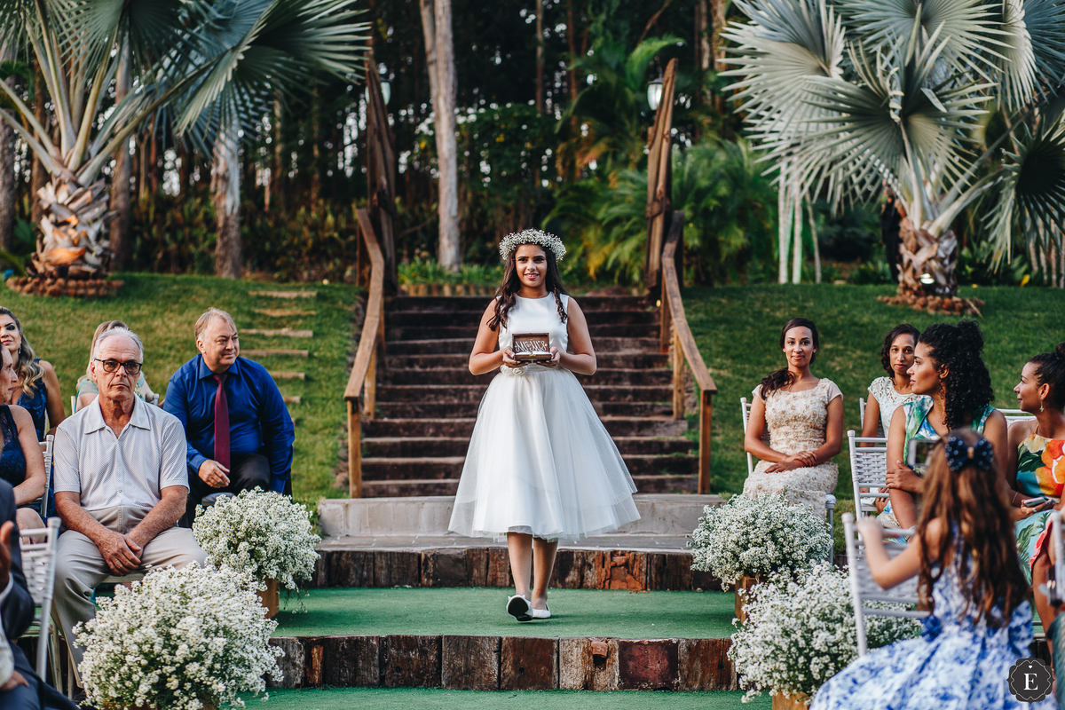 entrada das alianças com daminha de branco e porta alianças rustico de madeira para casamento no campo