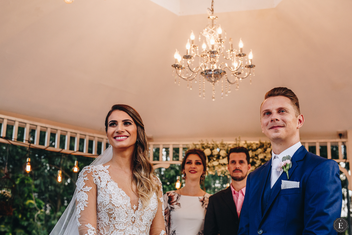 noivos felizes e descolados em casamento no campo