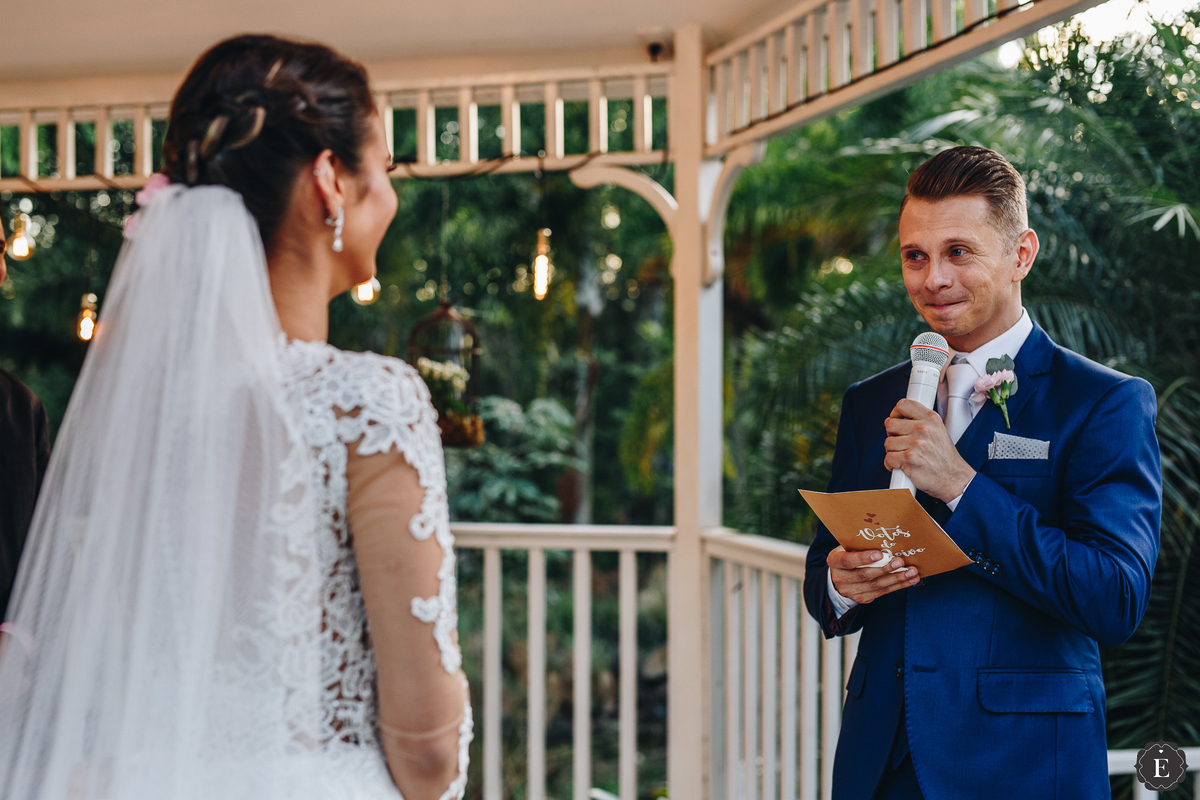 noivo lendo seus votos para a noiva  em casamento rustico em maringa parana