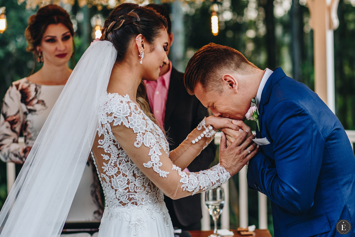 noivo fofo beija a mao da noiva emocionado em maringa