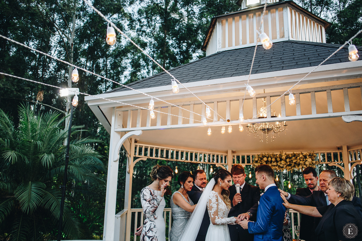 benção dos pais e do pastar em casamento ao ar livre 