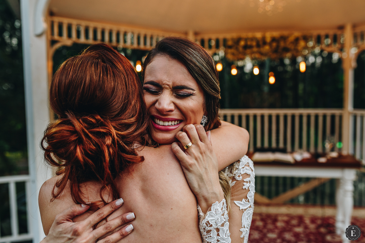 noiva abracando sua amiga e madrinha em seu casamento