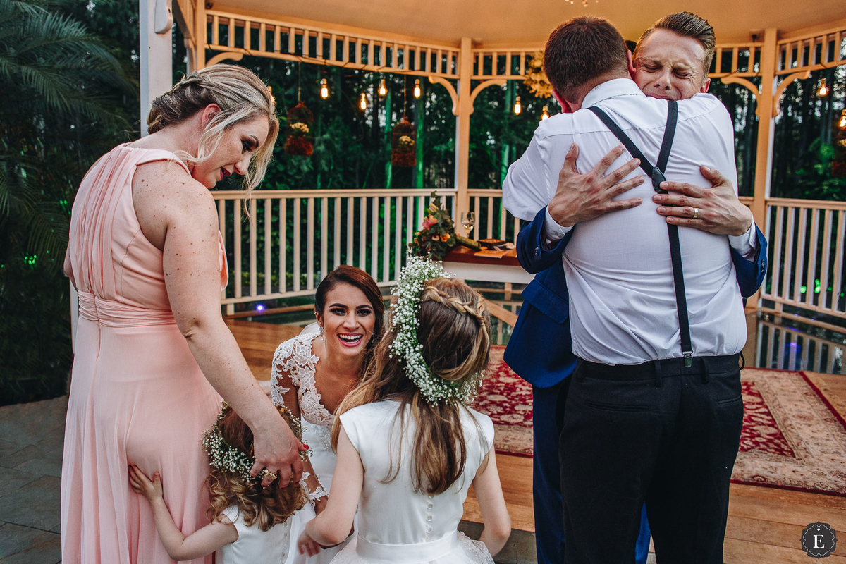 noivo e noiva emocionados no casamento 