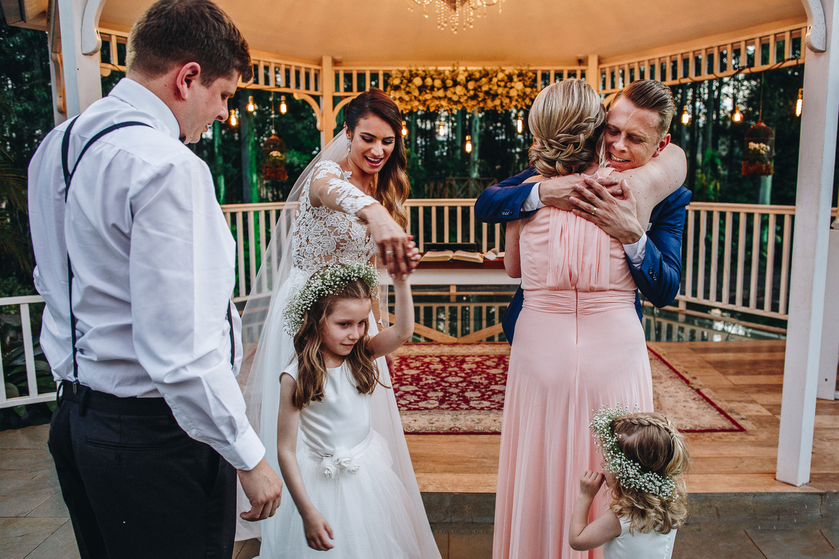 noiva brincando com daminhas em casamento diferente