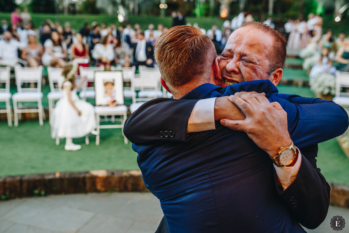 noivo abraçando seu pai no casamento
